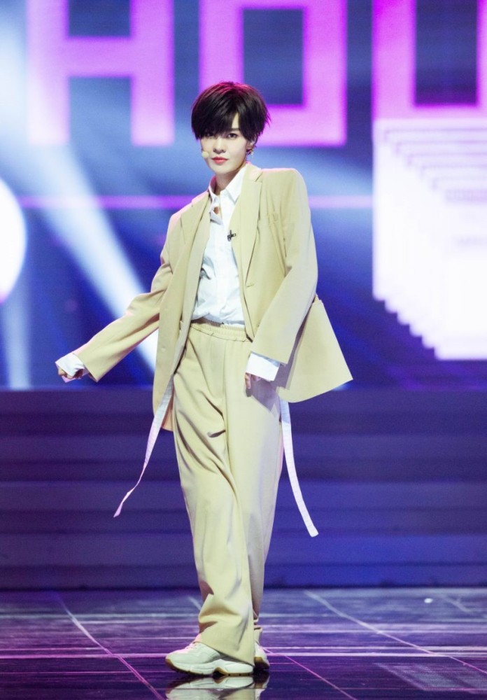 郑希怡|《乘风破浪》五公：郑希怡打鼓，郁可唯超帅！黄圣依造型厉害了