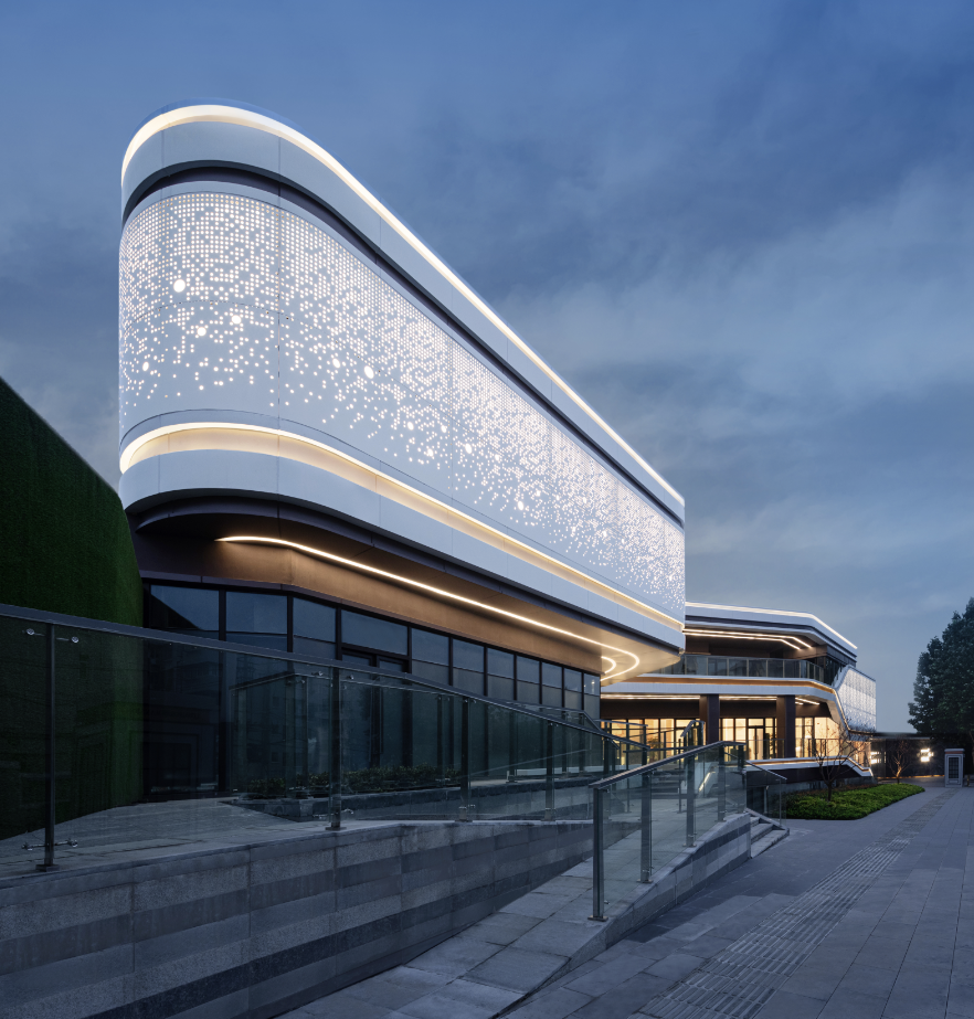 幻彩穿孔铝板效果,摄影:是然建筑摄影在住宅部分,楼与楼之间间隔近