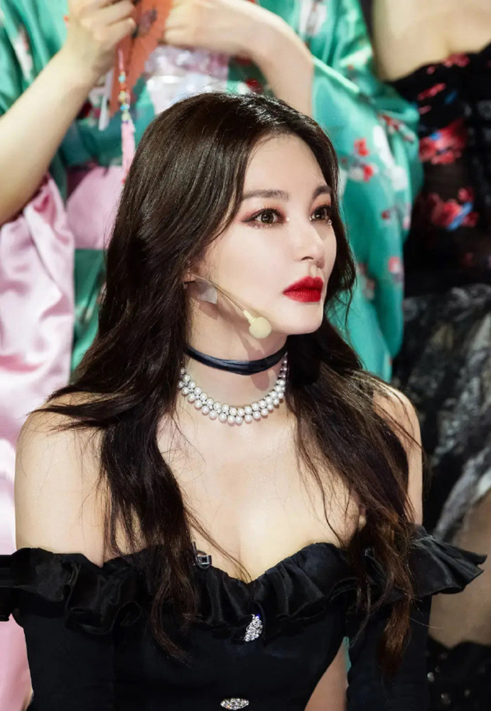 张雨绮|张雨绮五公造型惊艳，与人间尤物Jennie撞衫，网友直呼完胜