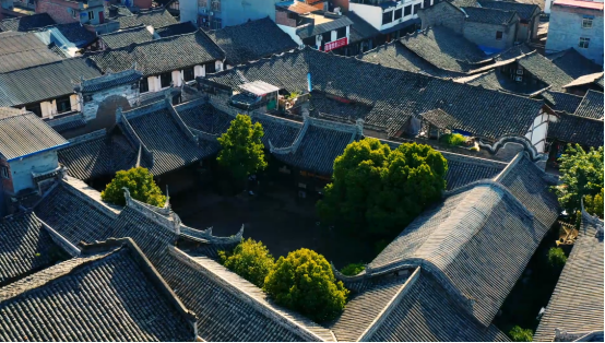 仓山镇位于德阳最南端,它与绵阳郪江古镇一样,同样被郪江水环抱滋养