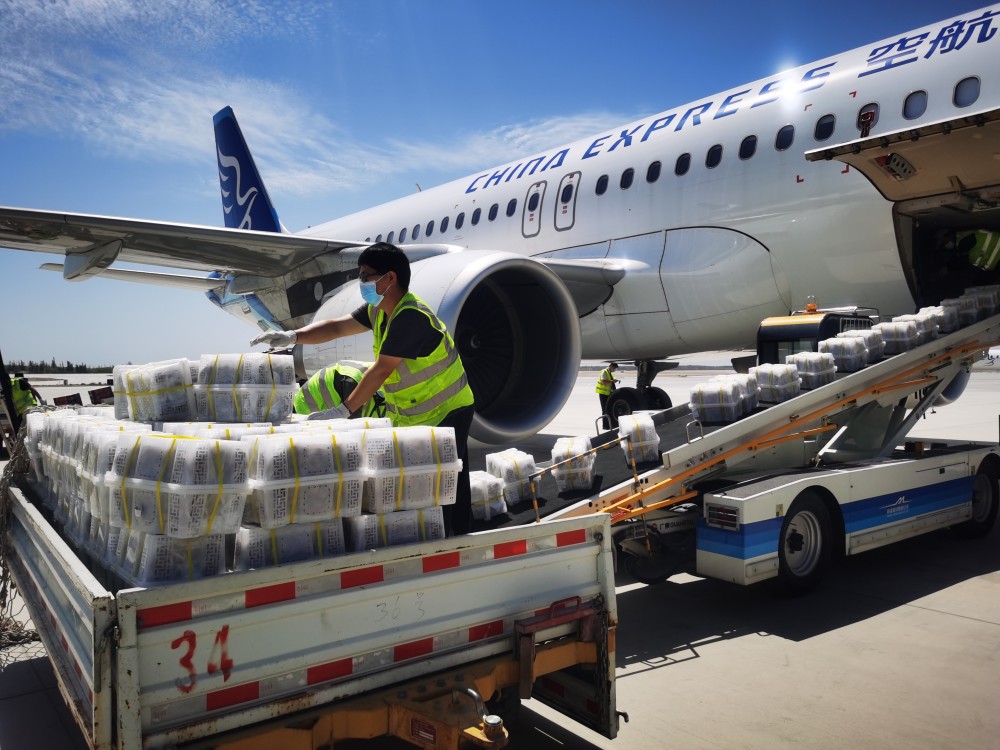 华夏航空"客改货"运送防疫物资 助力新疆疫情防控_腾讯新闻