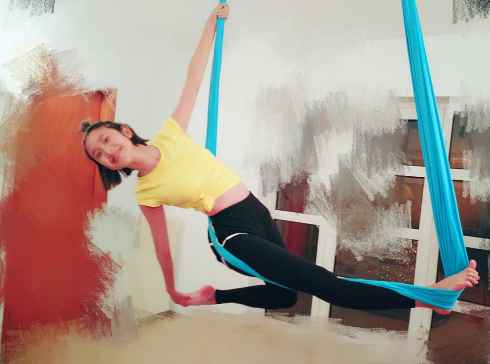 唐艺昕产后恢复健身打卡,身穿无痕健身裤练倒立,双腿纤细无赘肉