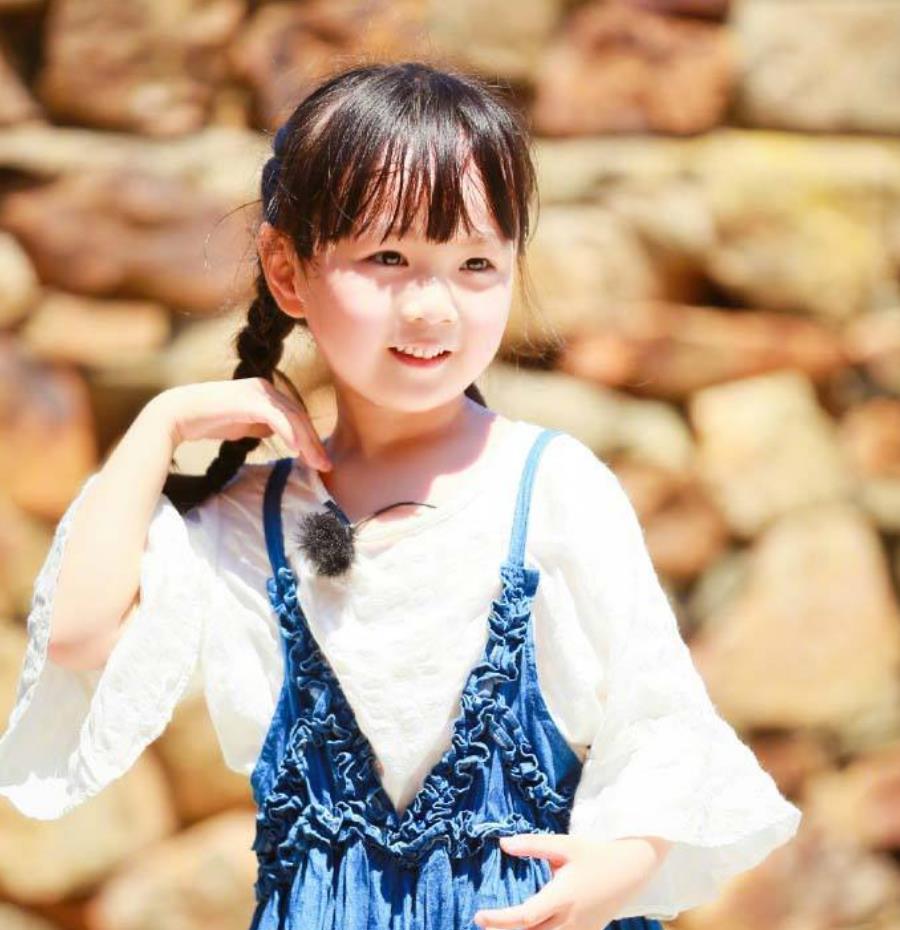 本以为阿拉蕾长大后够美了,看到小山竹长大后,网友:这才是明星脸!