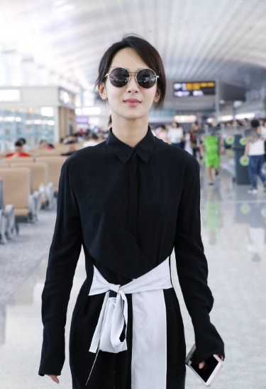 167杨紫穿帆布鞋,与165穿10cm恨天高的张天爱身高一样