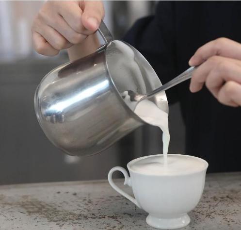 亲手打出绵密,弹性十足的干奶泡,让寻羊家的伯爵奶茶像顶著一朵白云似