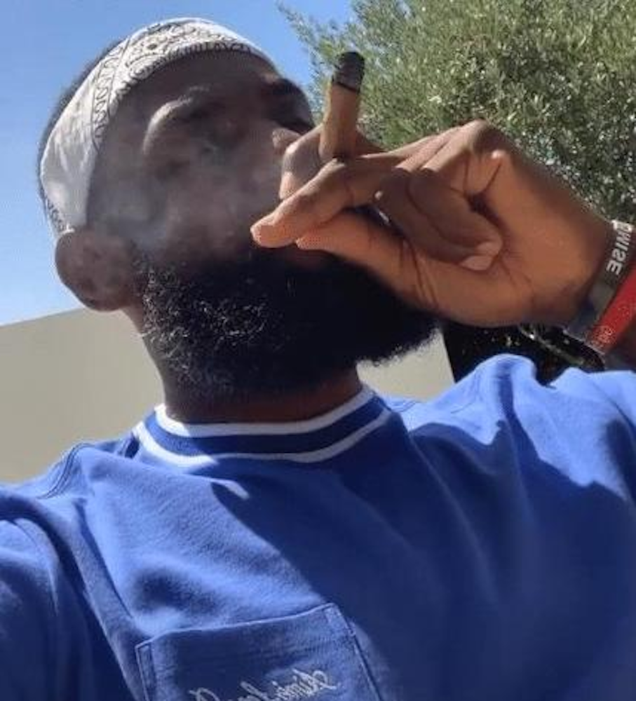 不过,向来以自律闻名的詹姆斯也会偶尔享受一番极品雪茄,看来多年如一