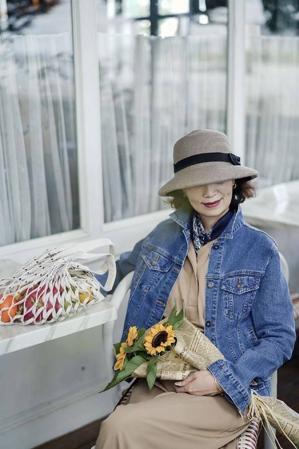 女人上了年纪更要懂得打扮,这位50多岁阿姨的优雅穿搭,值得照搬