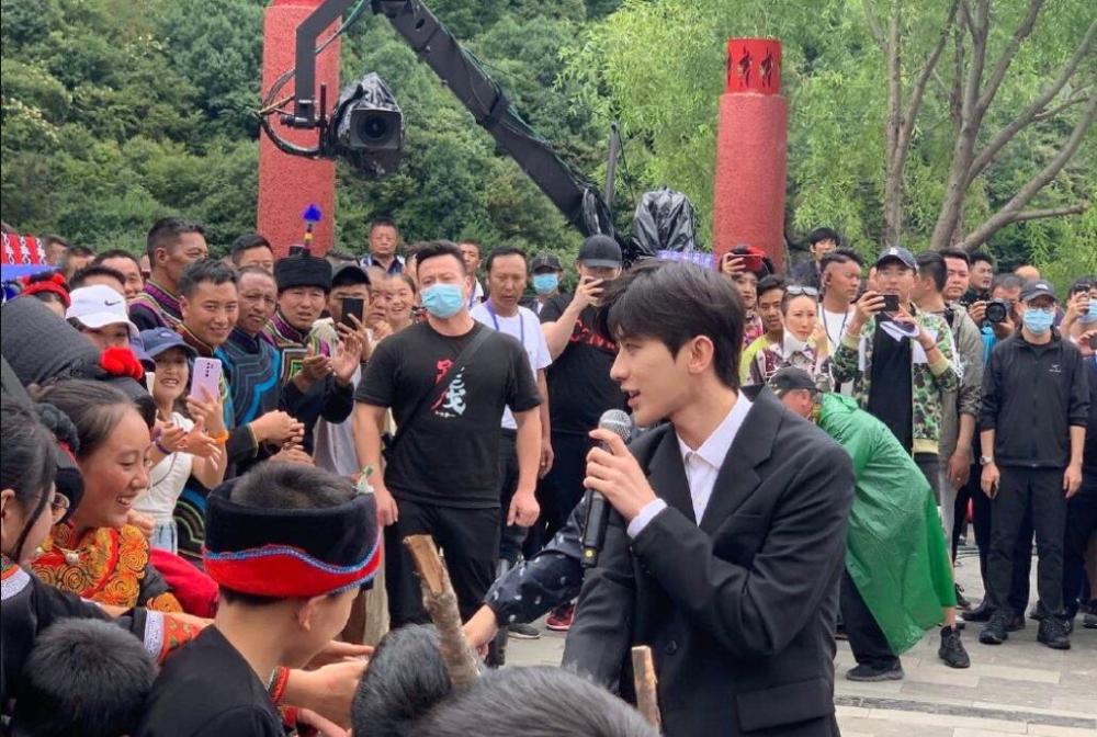 蔡徐坤|蔡徐坤参加心连心慰问演出路透，生图绝了，和男孩握手对方表情写满激动