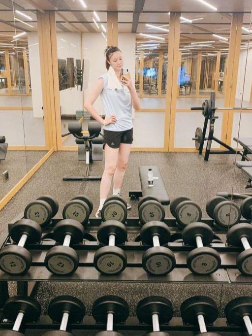 惠若琪晒西安美食和健身照大汗淋漓遭丁霞互怼摆拍完接着吃