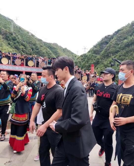 蔡徐坤|蔡徐坤参加心连心慰问演出路透，生图绝了，和男孩握手对方表情写满激动