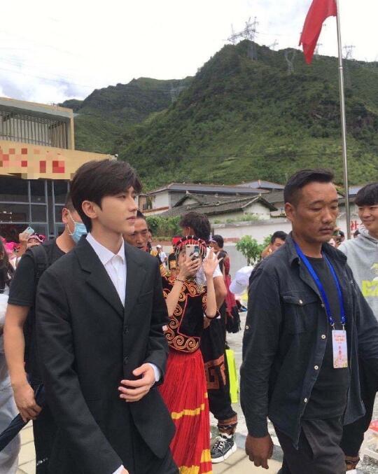 蔡徐坤|蔡徐坤参加心连心慰问演出路透，生图绝了，和男孩握手对方表情写满激动