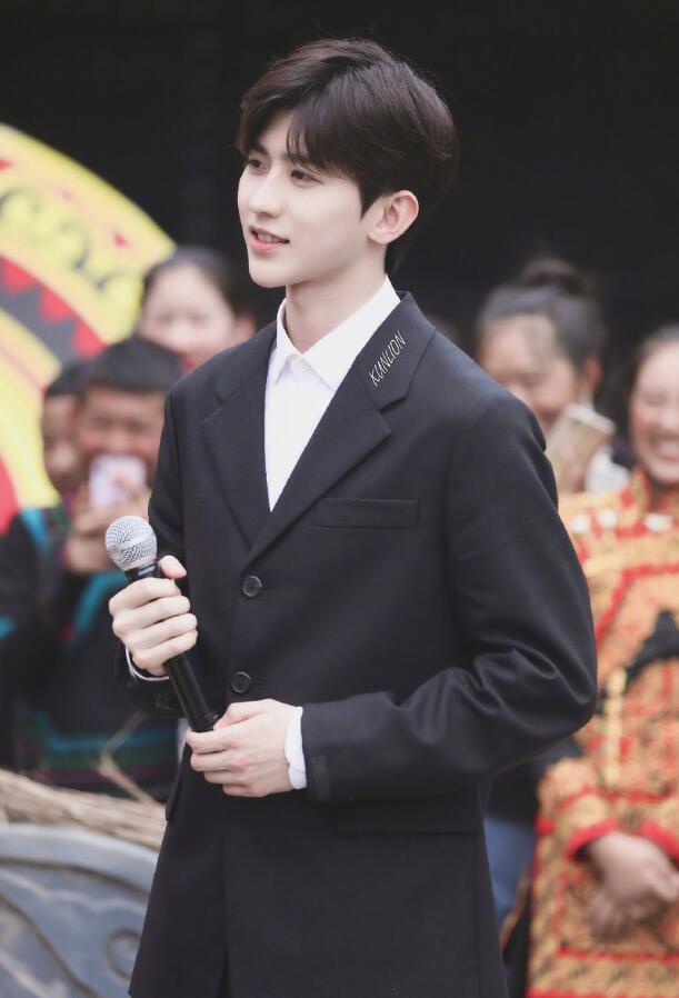 蔡徐坤|蔡徐坤参加心连心慰问演出路透，生图绝了，和男孩握手对方表情写满激动