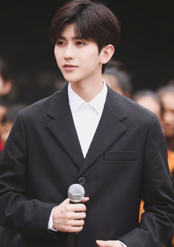 蔡徐坤|蔡徐坤参加心连心慰问演出路透，生图绝了，和男孩握手对方表情写满激动