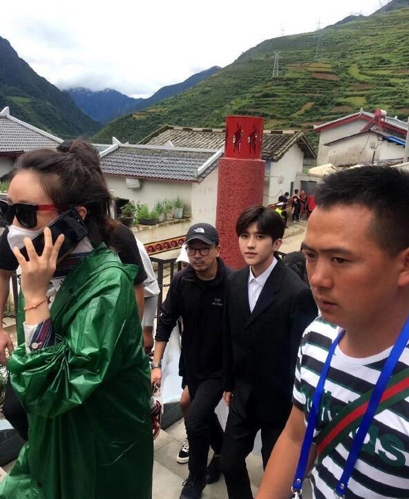 蔡徐坤|蔡徐坤参加心连心慰问演出路透，生图绝了，和男孩握手对方表情写满激动