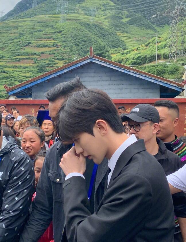 蔡徐坤|蔡徐坤参加心连心慰问演出路透，生图绝了，和男孩握手对方表情写满激动