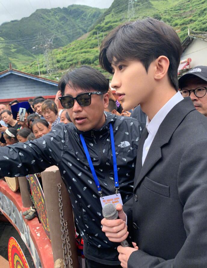 蔡徐坤|蔡徐坤参加心连心慰问演出路透，生图绝了，和男孩握手对方表情写满激动