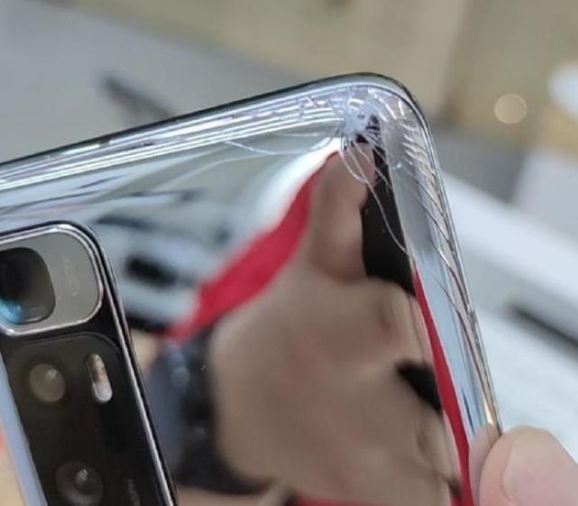 小米10至尊纪念版全国首碎后盖裂成蜘蛛网摔碎了真心疼