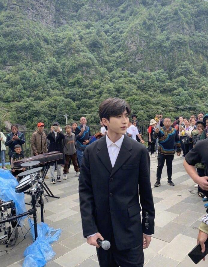 蔡徐坤|蔡徐坤参加心连心慰问演出路透，生图绝了，和男孩握手对方表情写满激动