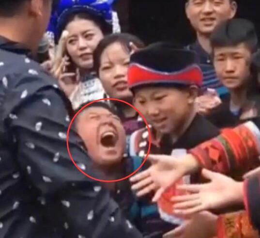 蔡徐坤|蔡徐坤参加心连心慰问演出路透，生图绝了，和男孩握手对方表情写满激动