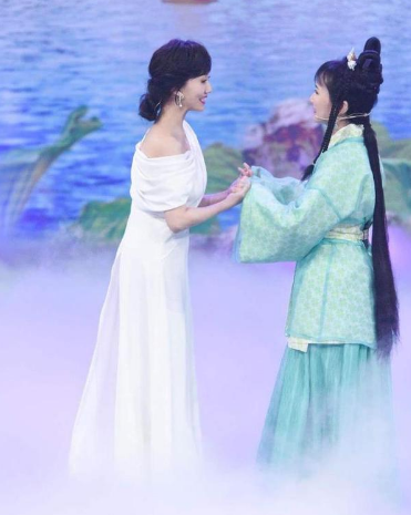 66岁白素贞和62岁小青再次同框网友还是原生态的美更有韵味