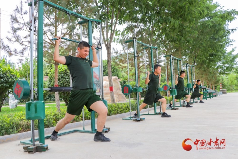 官兵利用自制器材进行上肢力量训练
