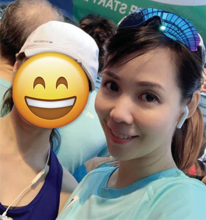 甘比吕丽君近照大不同一个戴水晶口罩很贵气一个打扮简单朴素