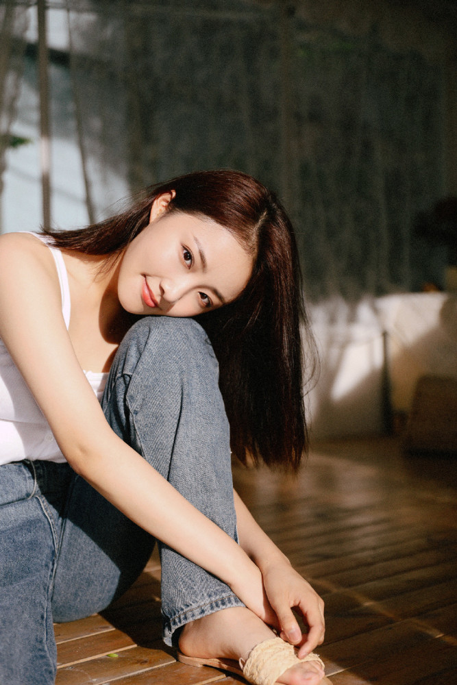 她和蒋依依主演《哪吒降妖记》,今穿小背心配牛仔裤,简单清新