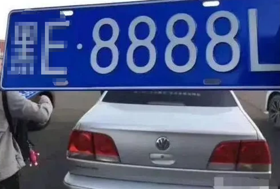 摇到"888"车牌不选,小伙操作让人看不懂,员工却竖起大拇指