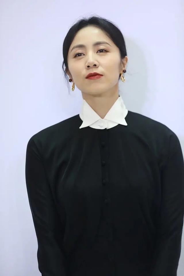 要复出孙莉罕见出席活动身着连衣裙显优雅昂头浅笑气质桀骜