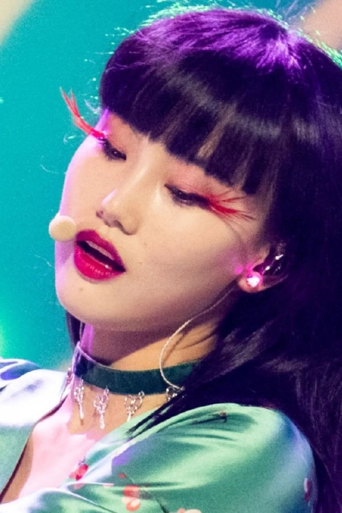 黄龄五公造型小细节项链全是小剪刀衣服是梅花一剪梅在内涵谁