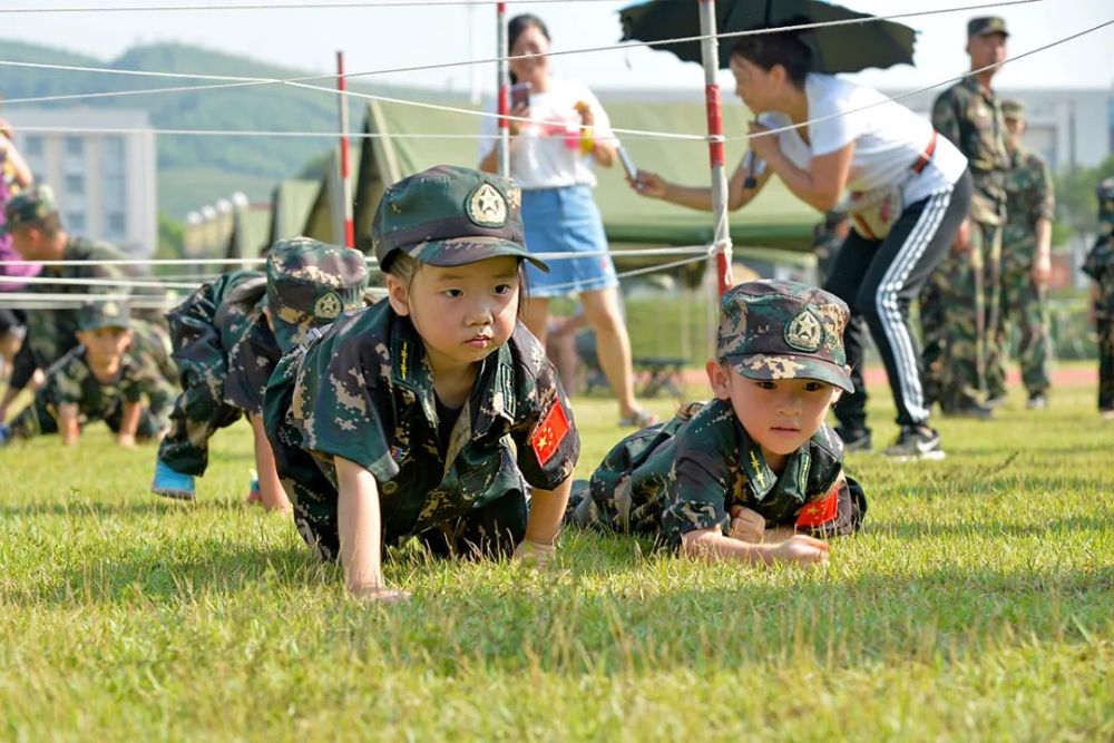 小军娃进军营零距离体验迷彩生活