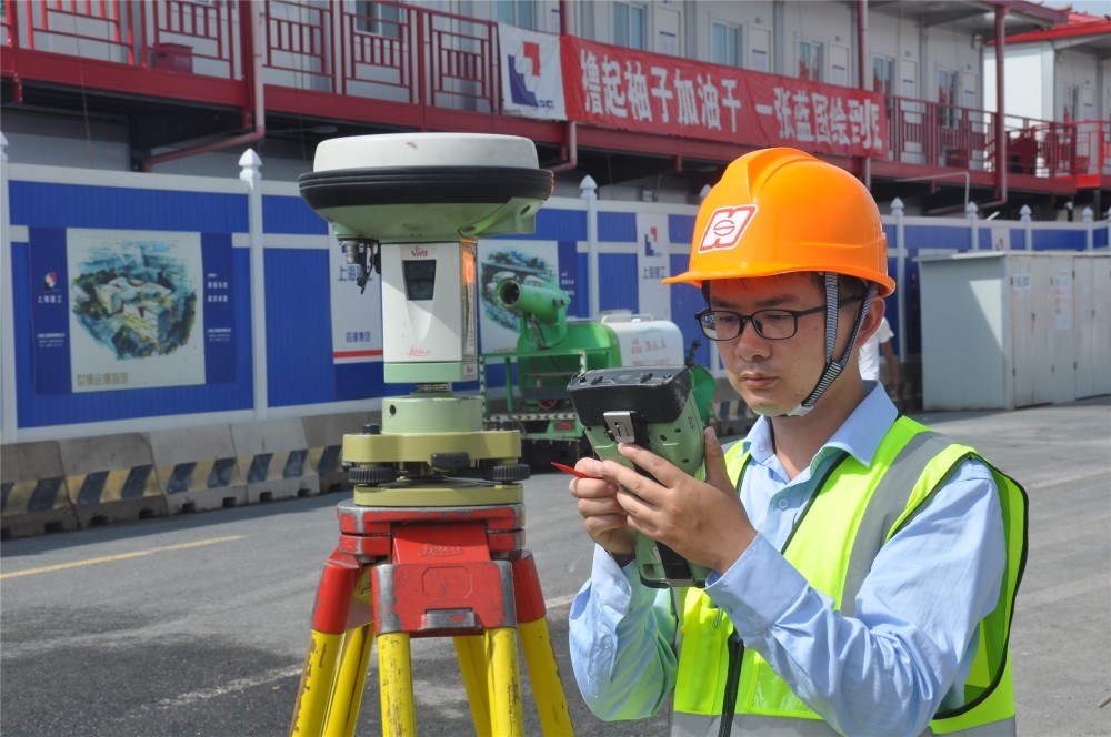 执尺高低左右细苛方圆精准大地作布上海测绘员为大歌剧院画像