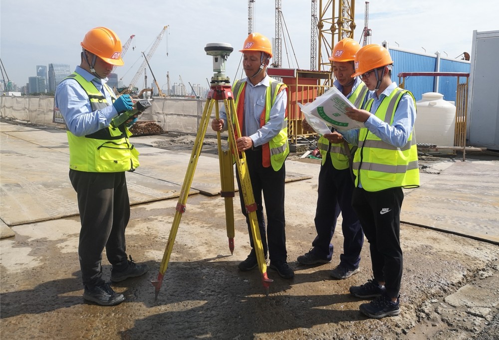 执尺高低左右细苛方圆精准大地作布上海测绘员为大歌剧院画像