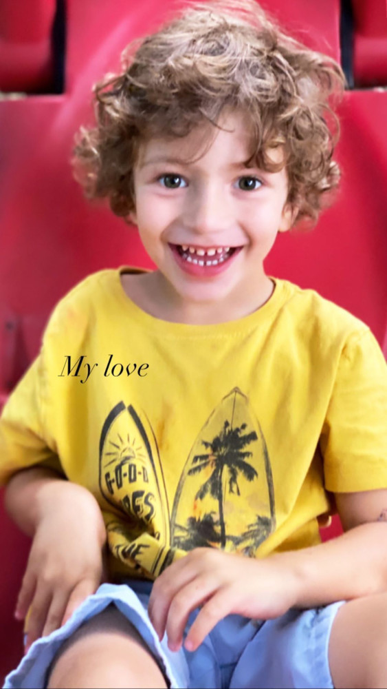 她经常将两个儿子的照片分享在自己的社交网上,两个萌娃遗传了爸爸