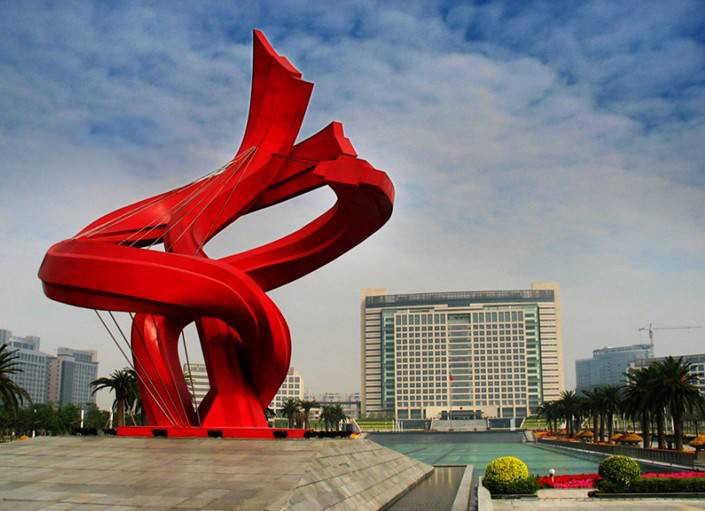 由三条旋转式的大红色飘带组成,颜色十分抢眼,扭动的红纽带代表着东莞