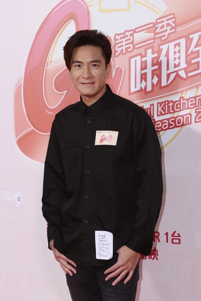 马国明:黑色衬衫水洗牛仔裤 givenchy帆布鞋帅气型男