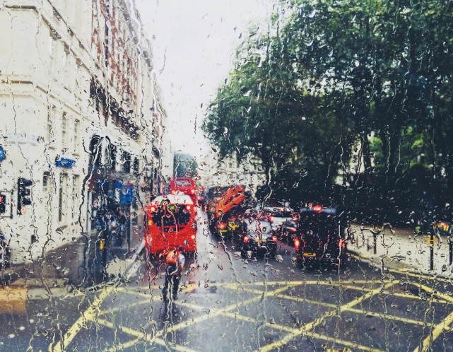 小孩子也是雨天拍照的主題,他們忘乎所以的雨中玩耍,讓憂鬱的人看了