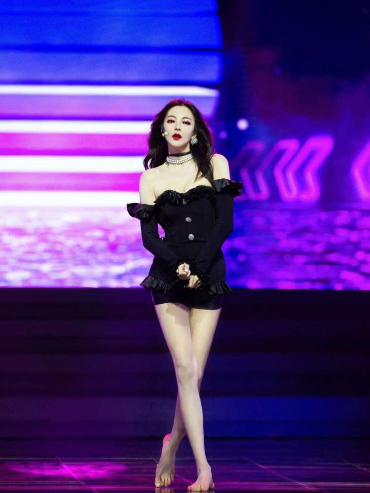 张雨绮|张雨绮五公光脚站台上跳舞，这回真的绝美！