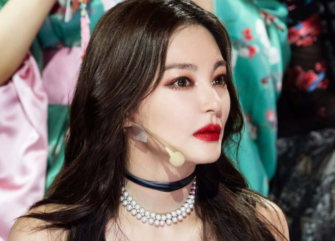 张雨绮|张雨绮五公光脚站台上跳舞，这回真的绝美！