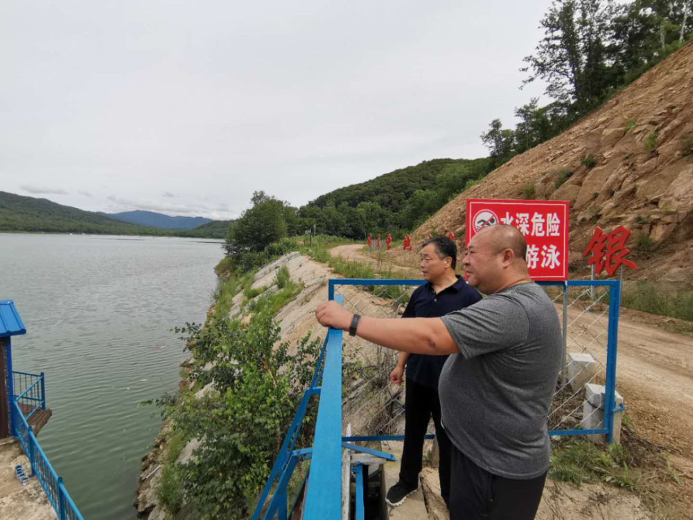 吴哈宁一行先后到大通河水库,跃进泡,铧子山水库实地查看水位情况,并