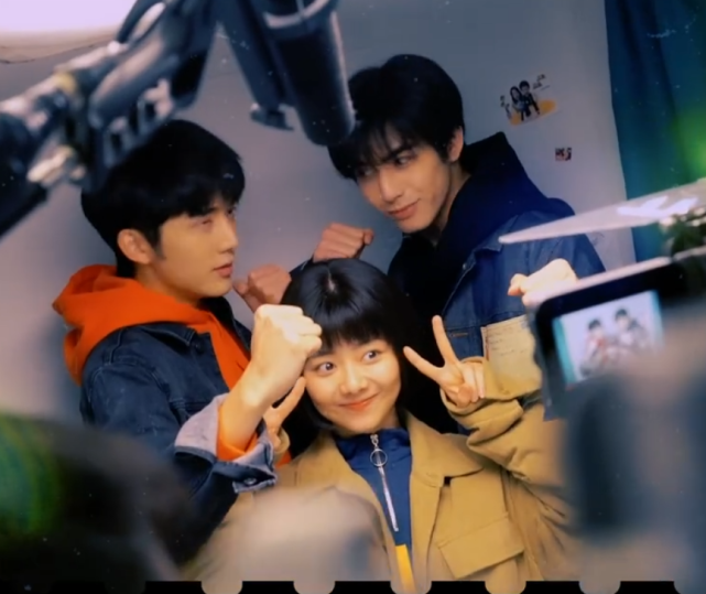 以家人之名 花絮 宋威龙谭松韵同时拉紧卫衣带子 张新成表情亮了 以家人之名 宋威龙 谭松韵 张新成