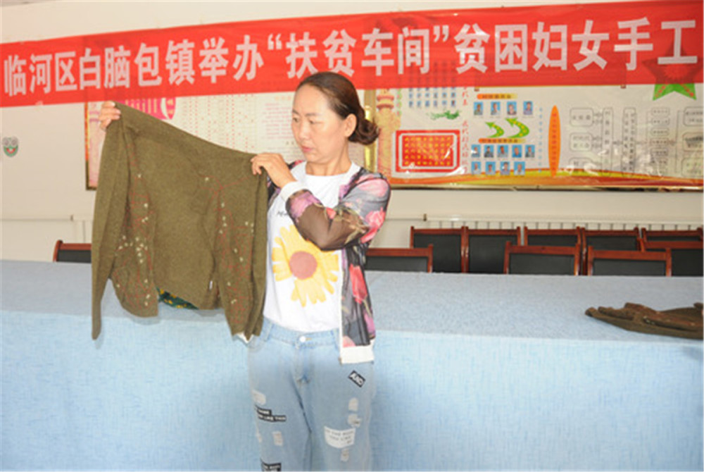 内蒙古河套:巧手手扶贫车间让贫困户妇女居家增收