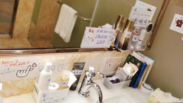 李佳航|李佳航哽咽谈已故母亲，曾因思念过度突然朝天大喊妈妈，太心酸