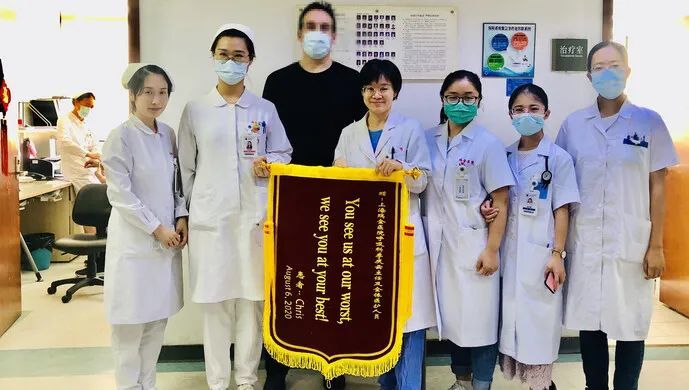 致命疾病|蹊跷肺炎竟是致命疾病！英国男子庆幸来上海求医，送上的锦旗很洋气