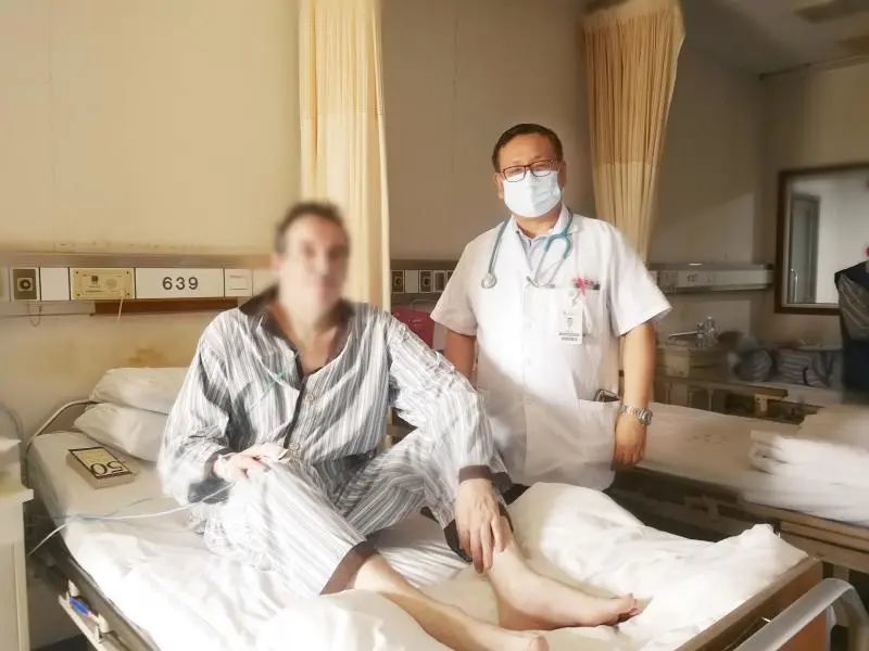 致命疾病|蹊跷肺炎竟是致命疾病！英国男子庆幸来上海求医，送上的锦旗很洋气