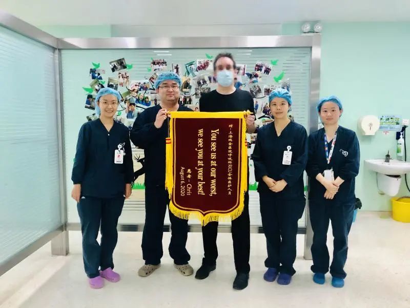 致命疾病|蹊跷肺炎竟是致命疾病！英国男子庆幸来上海求医，送上的锦旗很洋气