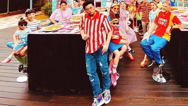 昆凌|昆凌晒双主题生日趴，穿扮精致典雅与周杰伦甜蜜放闪，儿女可爱出镜