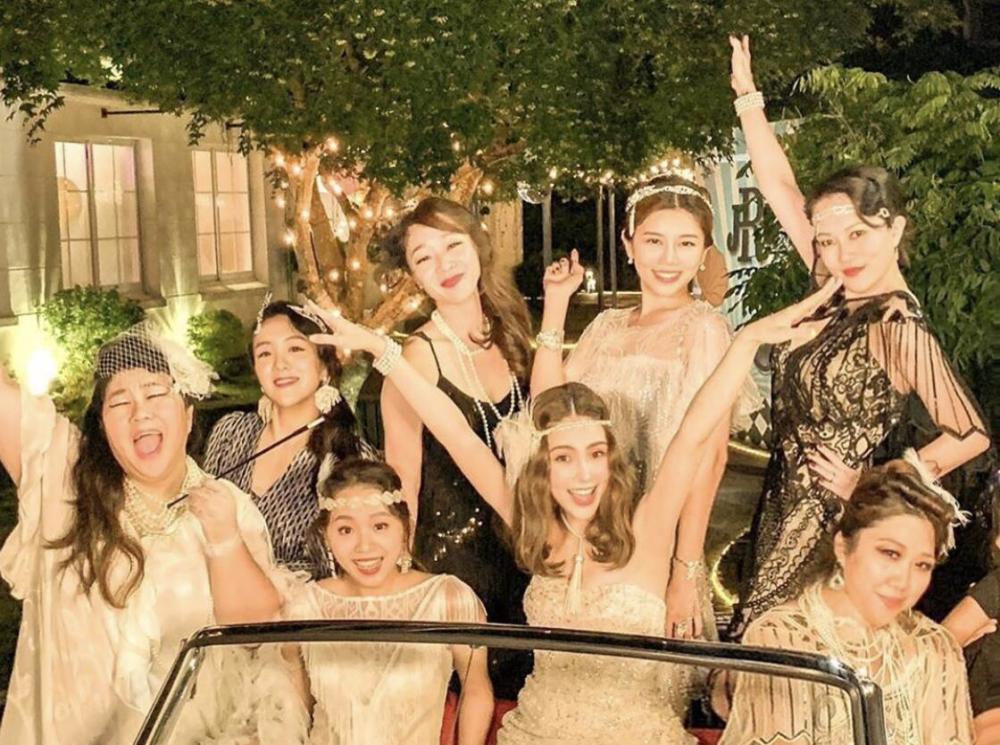 昆凌|昆凌27岁生日，穿抹胸美裙化身小公主，周杰伦霸气搂老婆腰好甜！