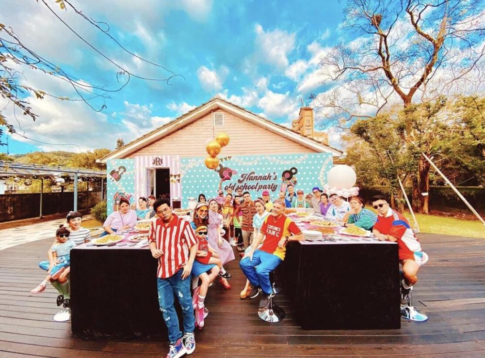 昆凌|昆凌27岁生日，穿抹胸美裙化身小公主，周杰伦霸气搂老婆腰好甜！