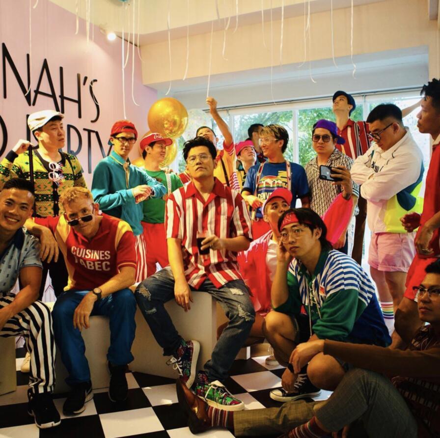 昆凌|昆凌27岁生日，穿抹胸美裙化身小公主，周杰伦霸气搂老婆腰好甜！